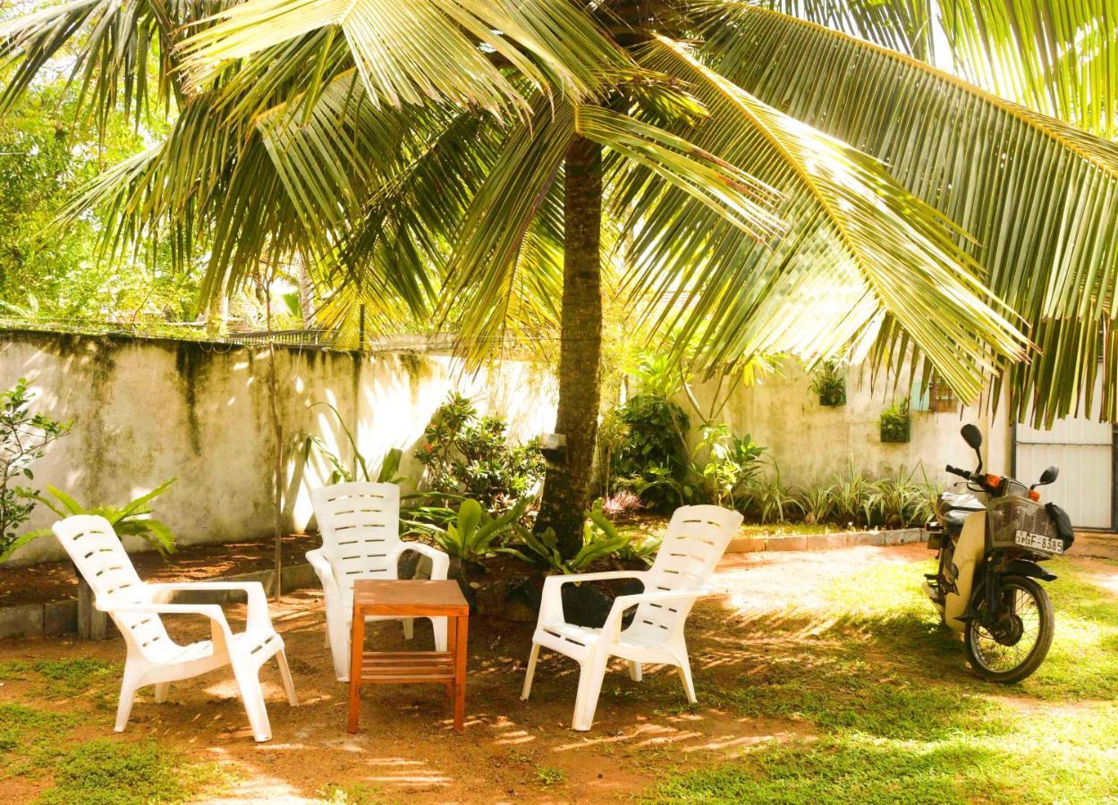 Bed and Breakfast The Breeze Mirissa Esterno foto