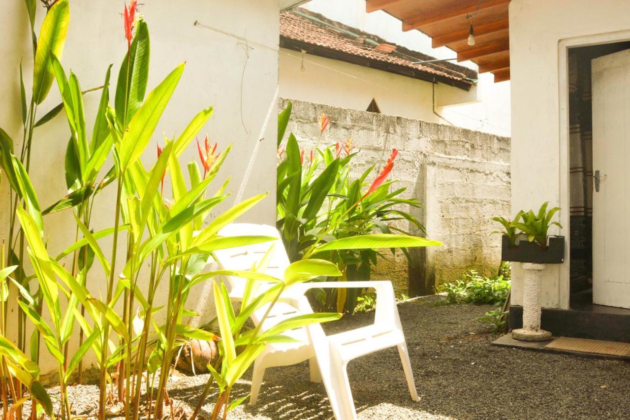 Bed and Breakfast The Breeze Mirissa Esterno foto