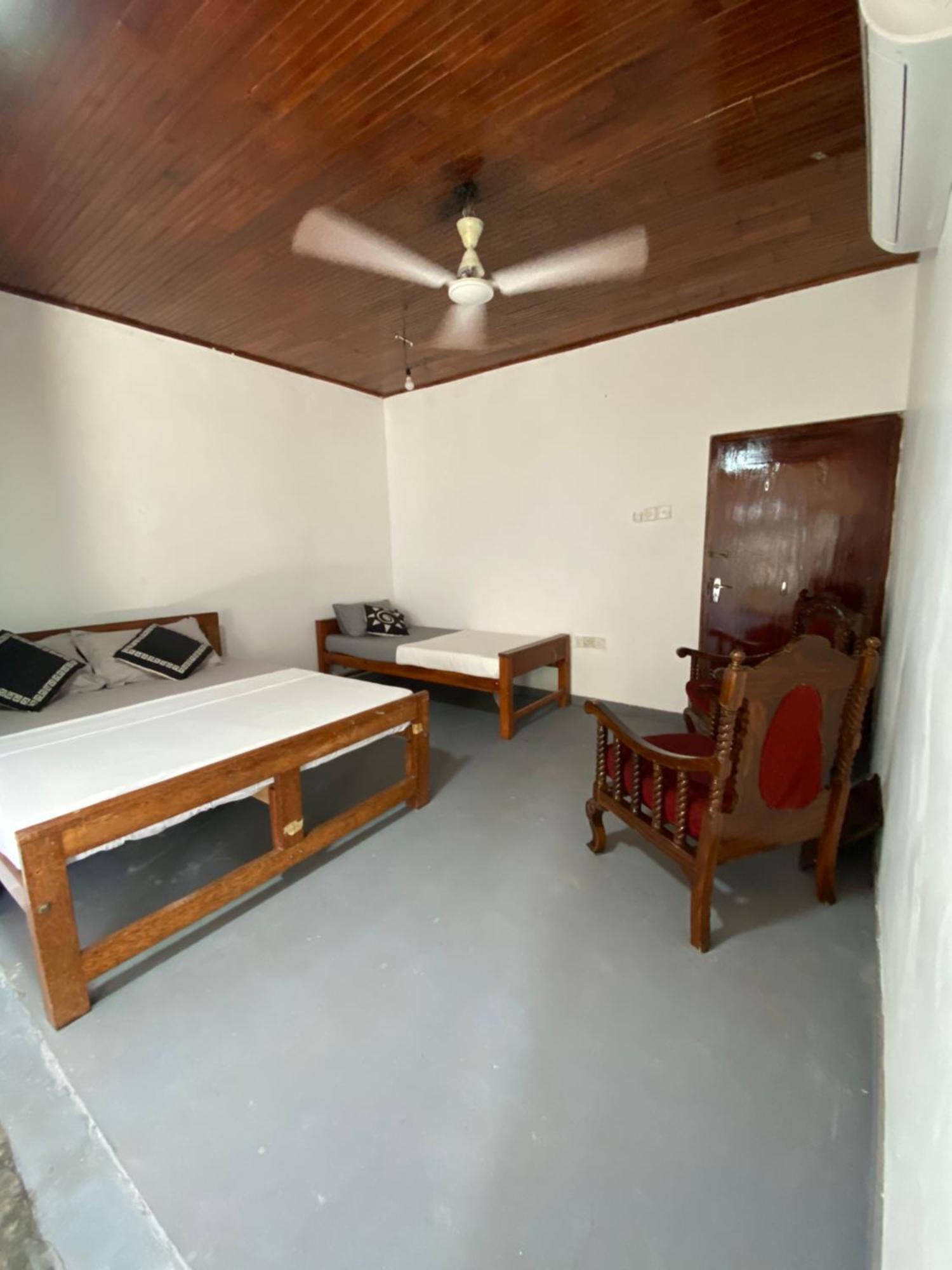 Bed and Breakfast The Breeze Mirissa Esterno foto