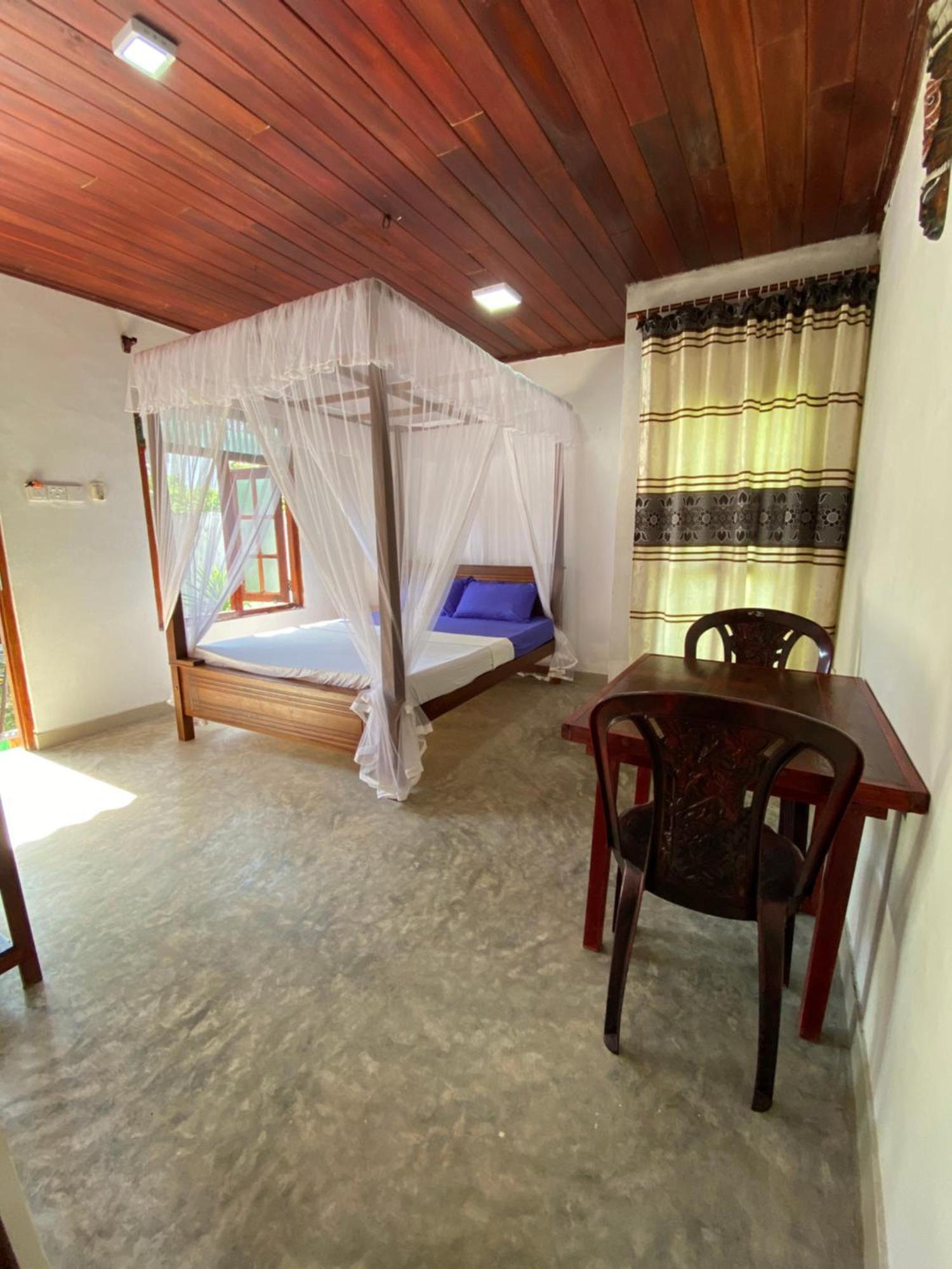 Bed and Breakfast The Breeze Mirissa Esterno foto