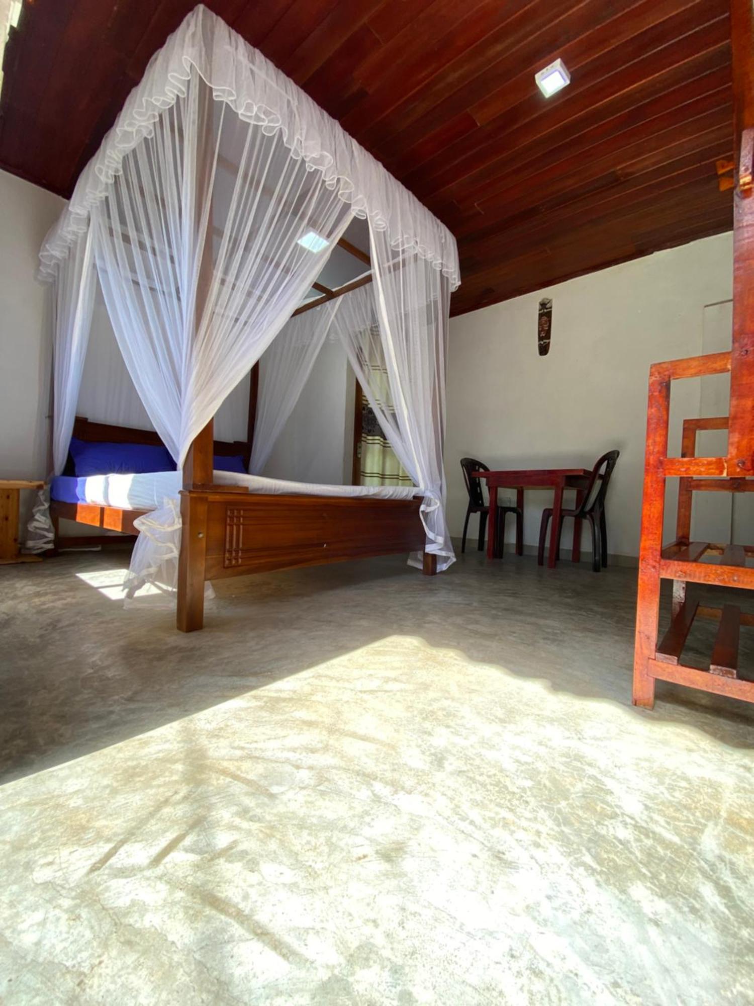 Bed and Breakfast The Breeze Mirissa Esterno foto