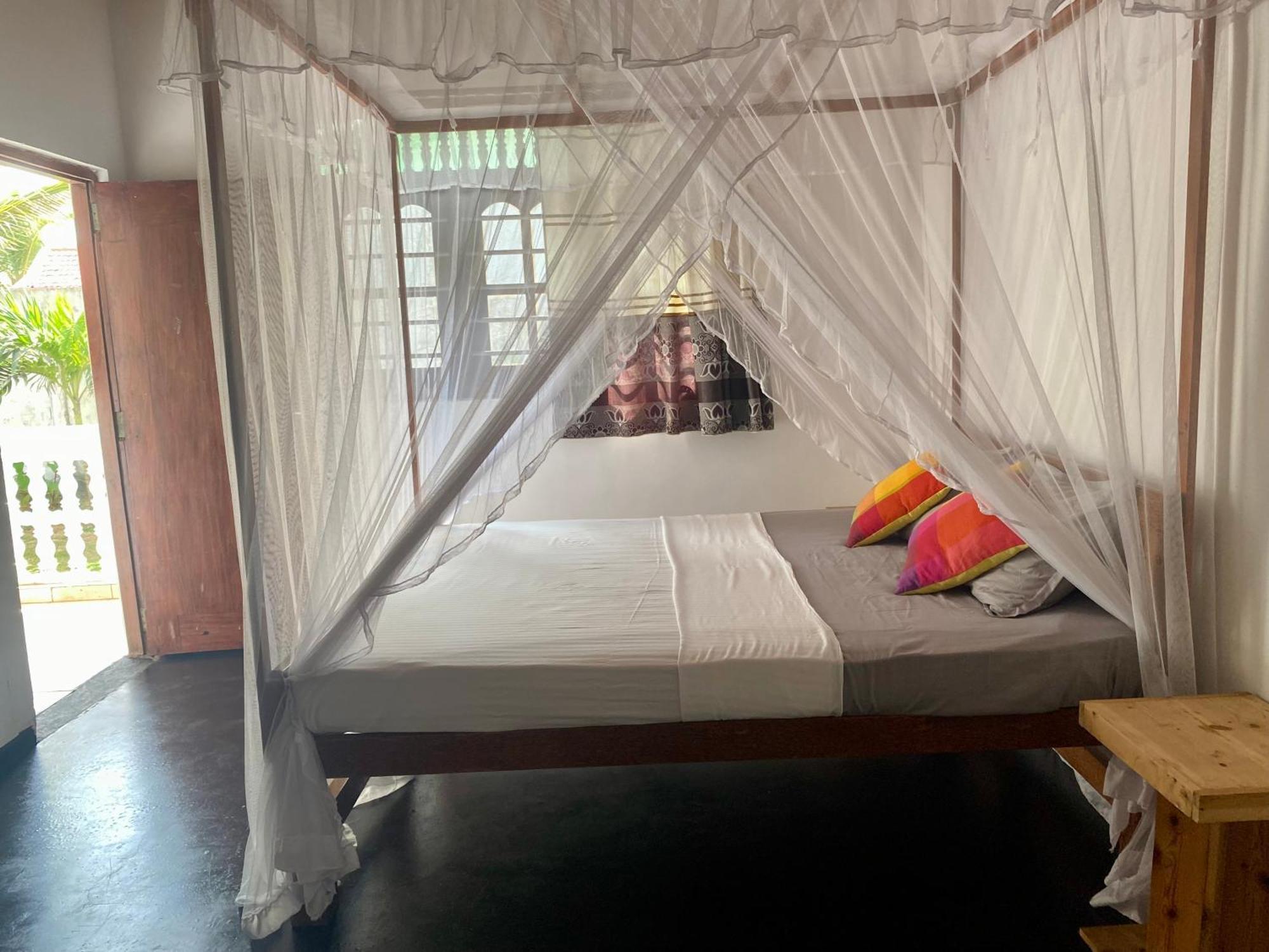 Bed and Breakfast The Breeze Mirissa Esterno foto