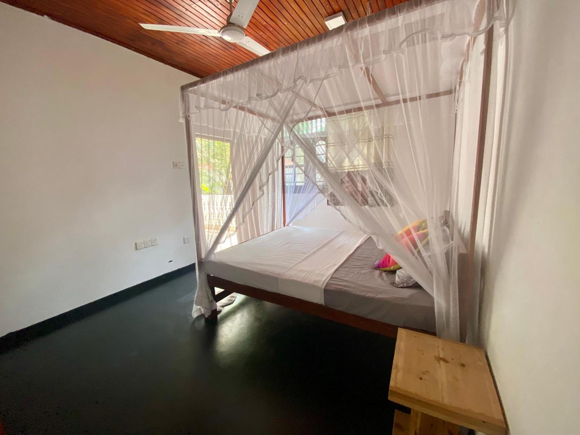 Bed and Breakfast The Breeze Mirissa Esterno foto
