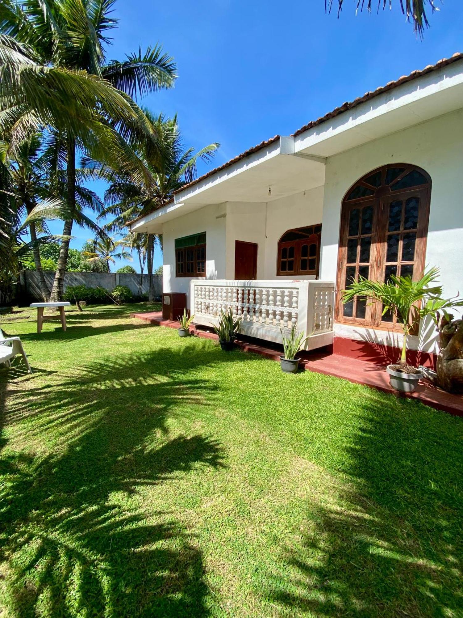 Bed and Breakfast The Breeze Mirissa Esterno foto