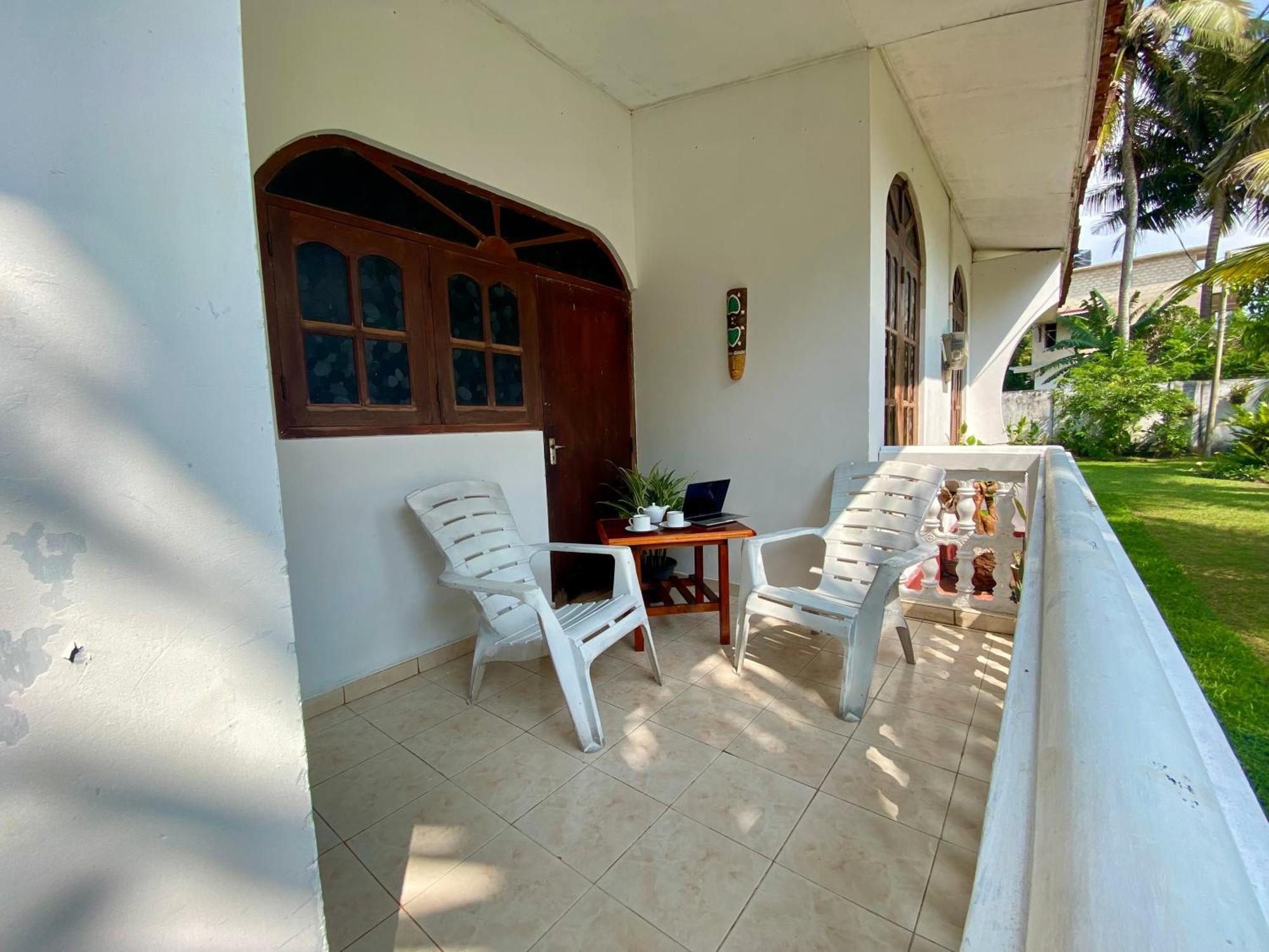 Bed and Breakfast The Breeze Mirissa Esterno foto