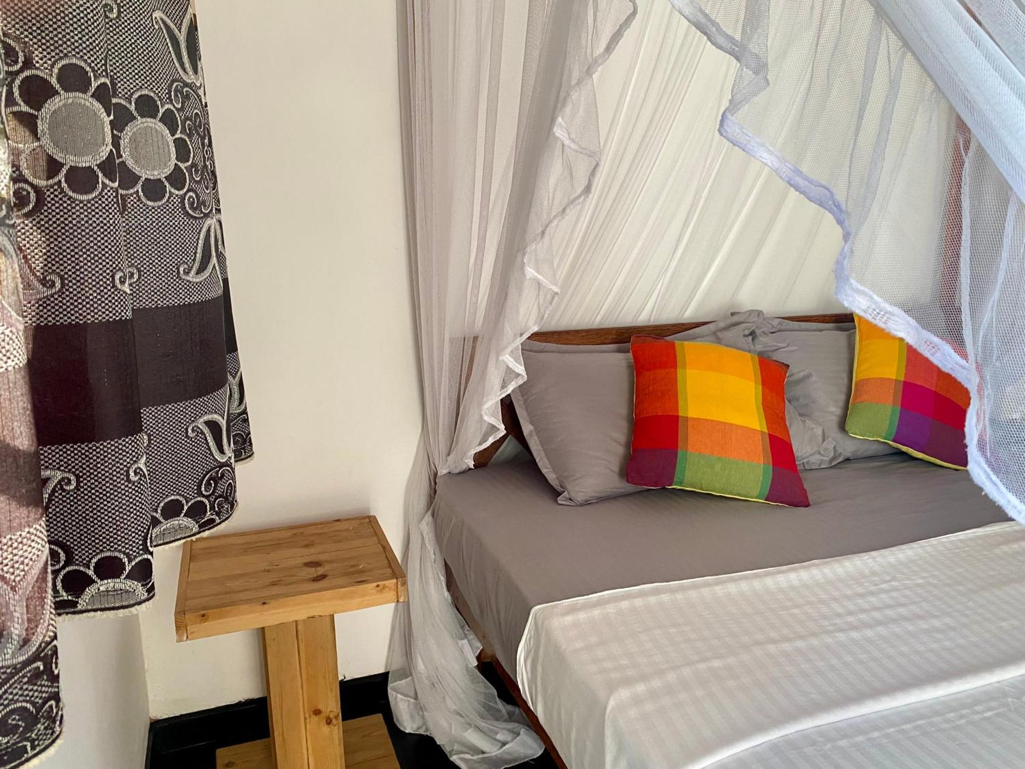 Bed and Breakfast The Breeze Mirissa Esterno foto