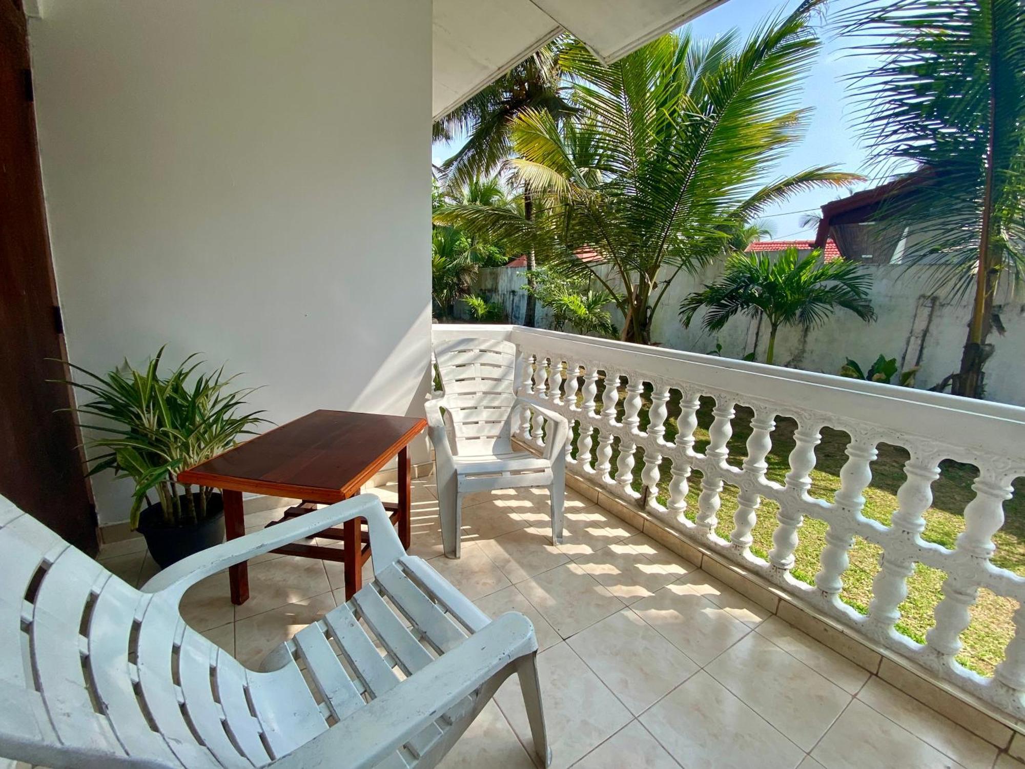 Bed and Breakfast The Breeze Mirissa Esterno foto