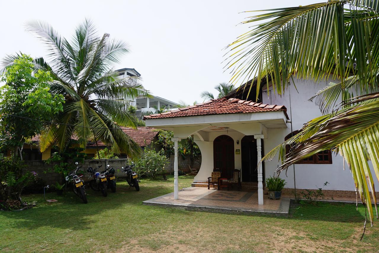 Bed and Breakfast The Breeze Mirissa Esterno foto