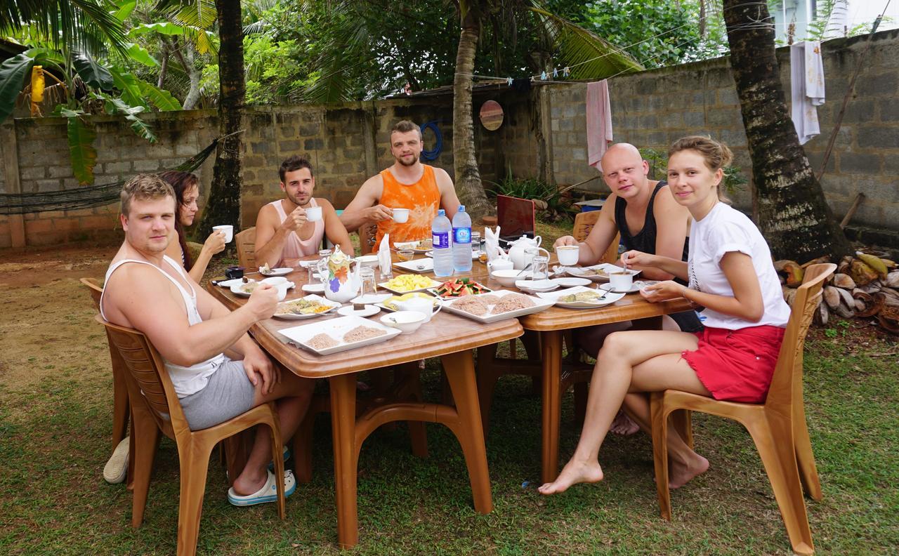 Bed and Breakfast The Breeze Mirissa Esterno foto