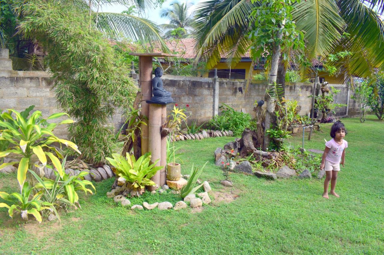 Bed and Breakfast The Breeze Mirissa Esterno foto
