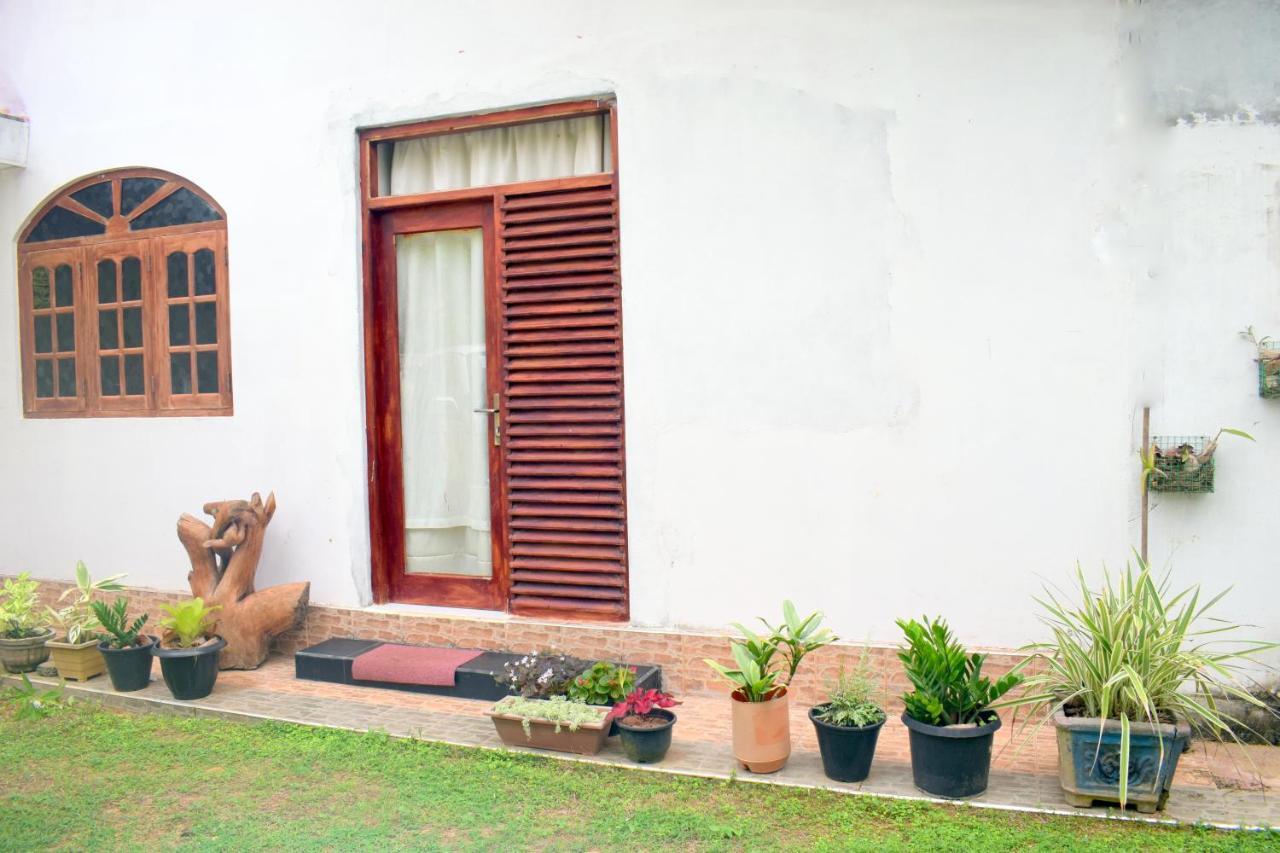 Bed and Breakfast The Breeze Mirissa Esterno foto